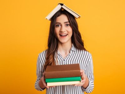 portrait-cheerful-young-girl-holding-books_171337-1639